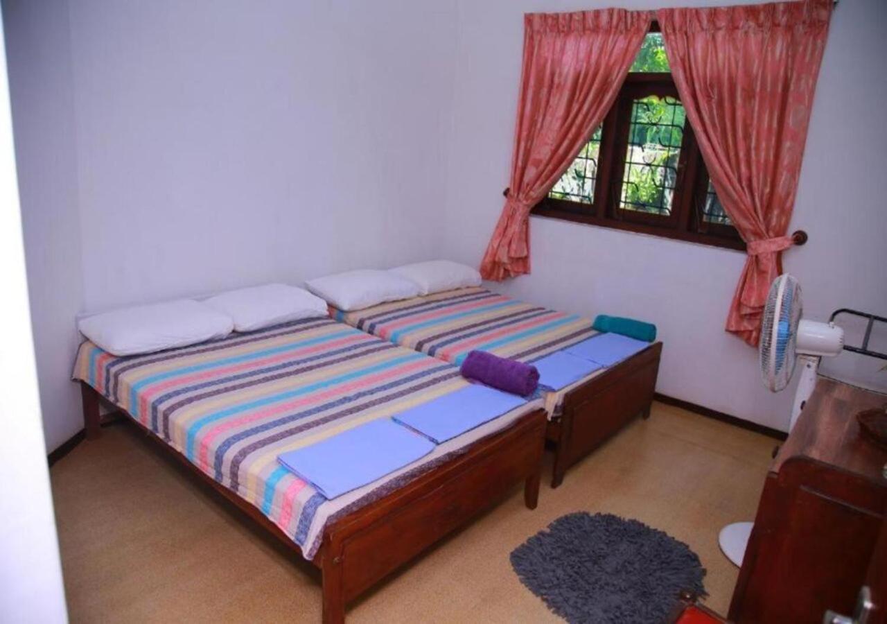 Weerakoon Guest Apartamento Hikkaduwa Exterior foto