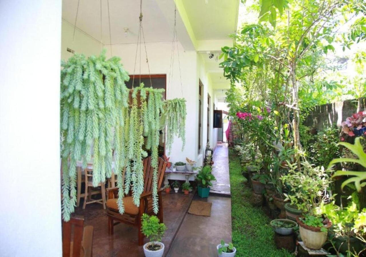 Weerakoon Guest Apartamento Hikkaduwa Exterior foto